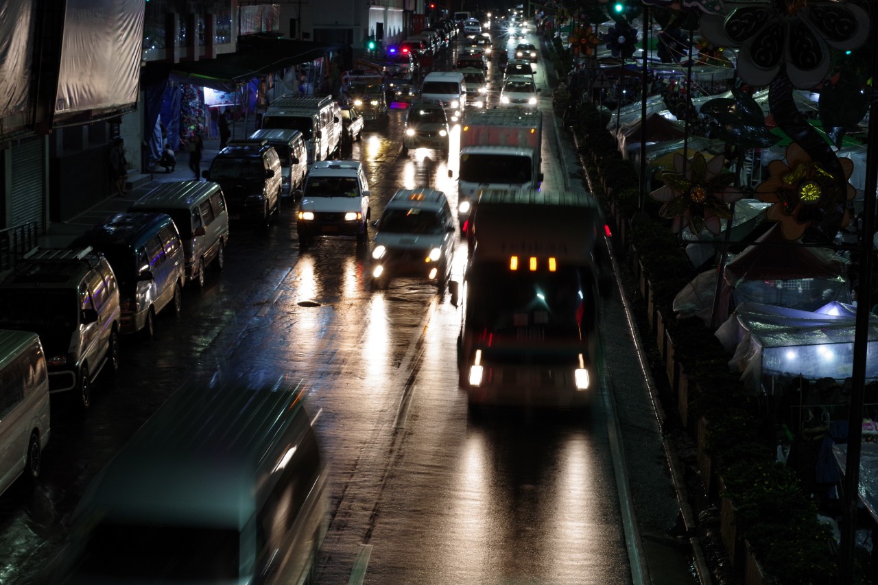 フィリピンのバギオのナイトマーケットの横の道路の写真