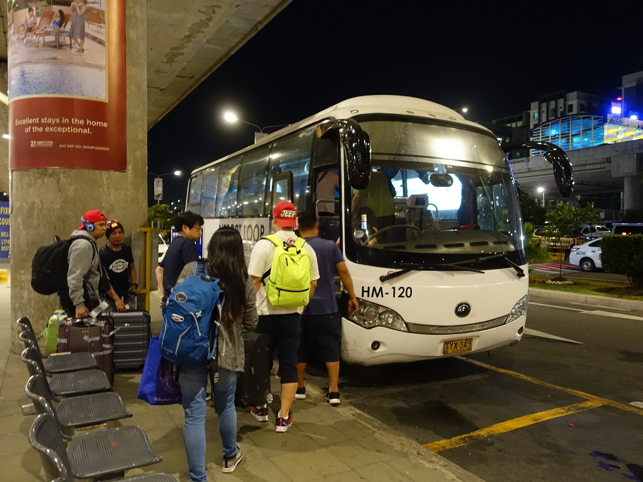 フィリピンのマニラ空港ターミナル3のシャトルバスの写真