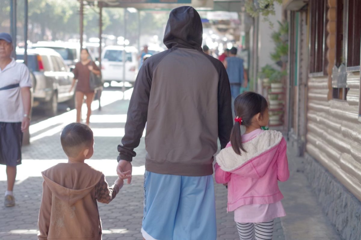フィリピンのバギオのセッションロードにいた家族の歩いている写真
