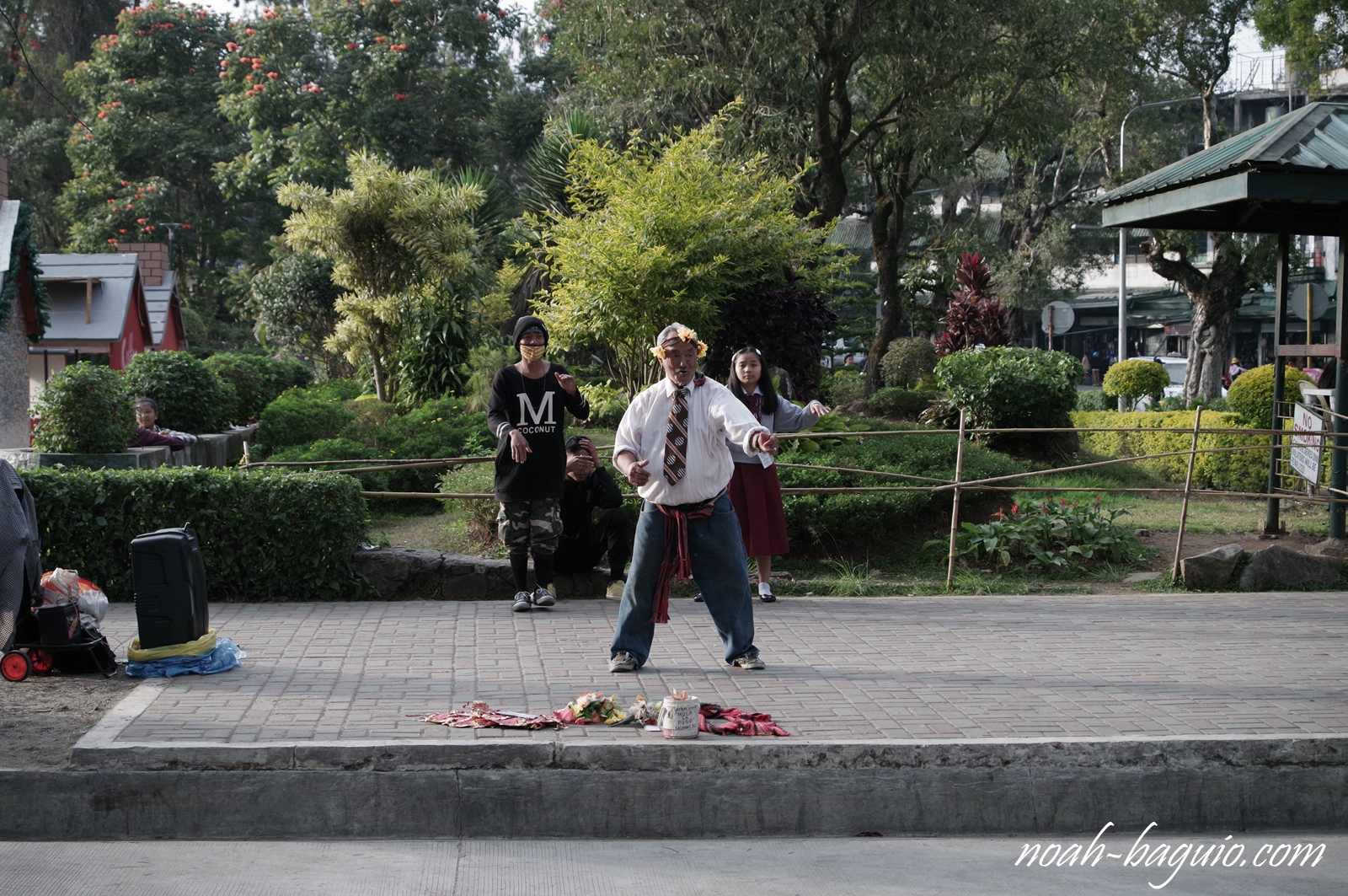 フィリピンのバギオのバーハムパークで狂ったように踊り続けるオッサン