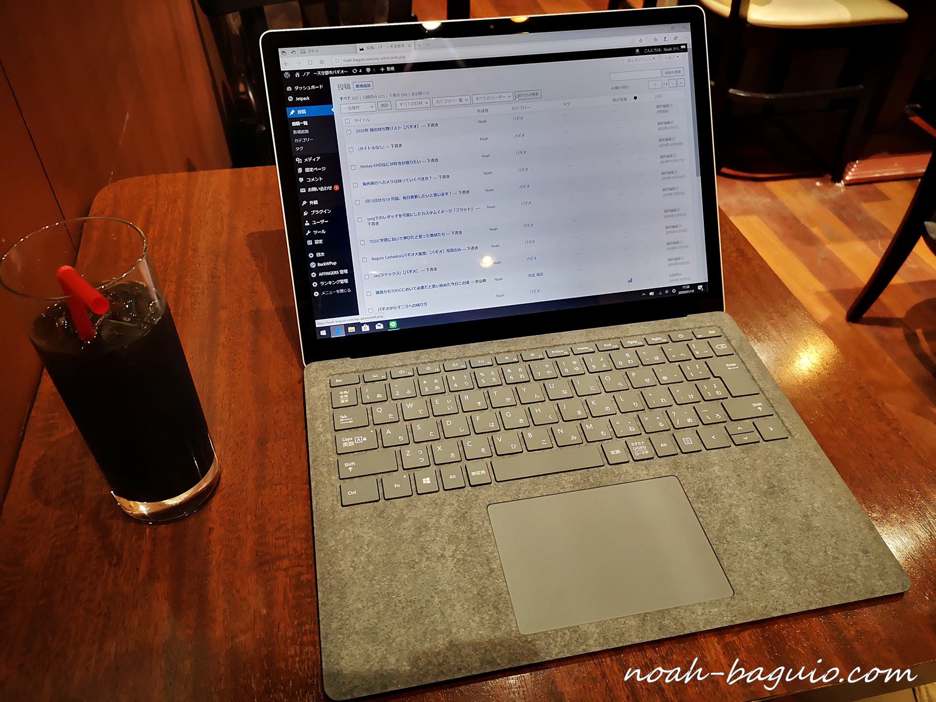 カフェでMicrosoftのsurface laptop 3 13.5インチのノートパソコンを使っている画像